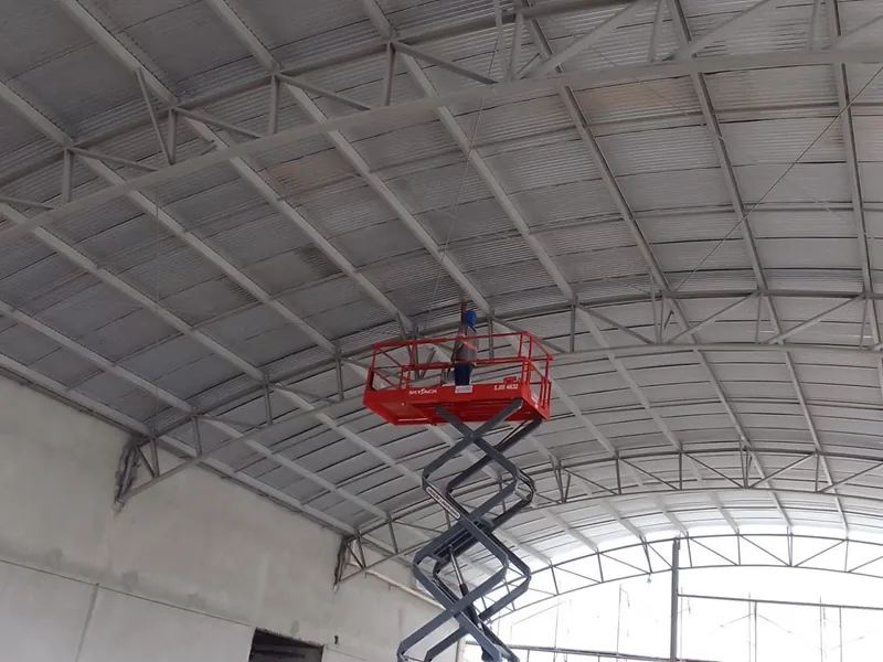 Plataforma elevatória sob a cobertura em arco do ginásio