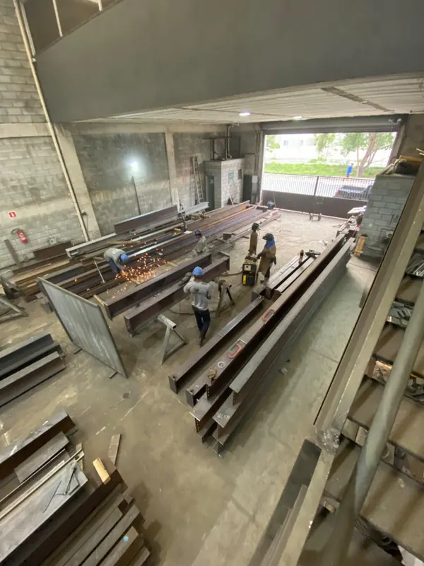 Soldagem e acabamento dos perfis do elevador de carga na fábrica