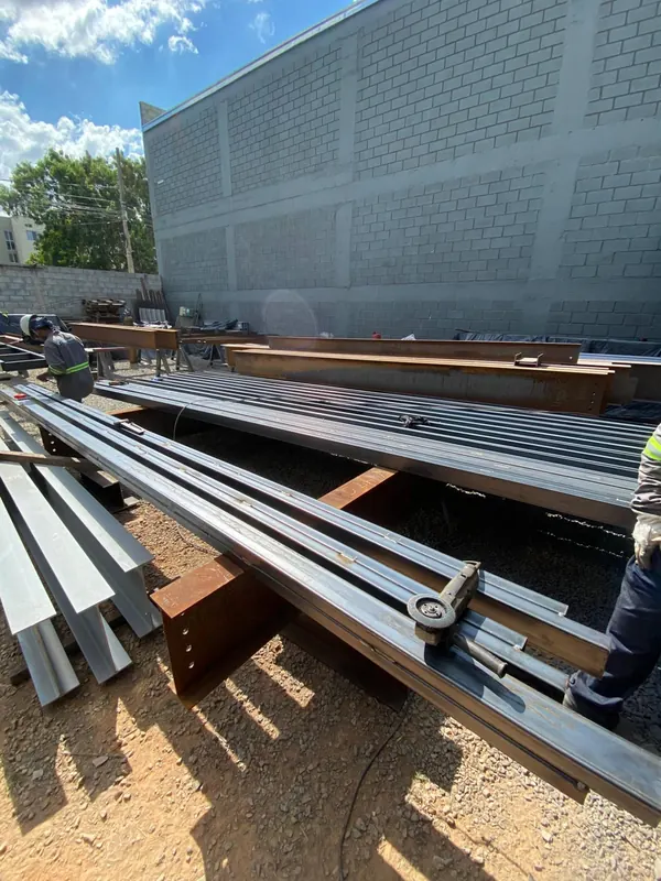 Perfis e vigas metálicas em fabricação no pátio