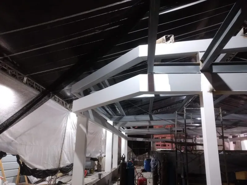 Estrutura da claraboia montada em branco, sob a cobertura provisória do shopping