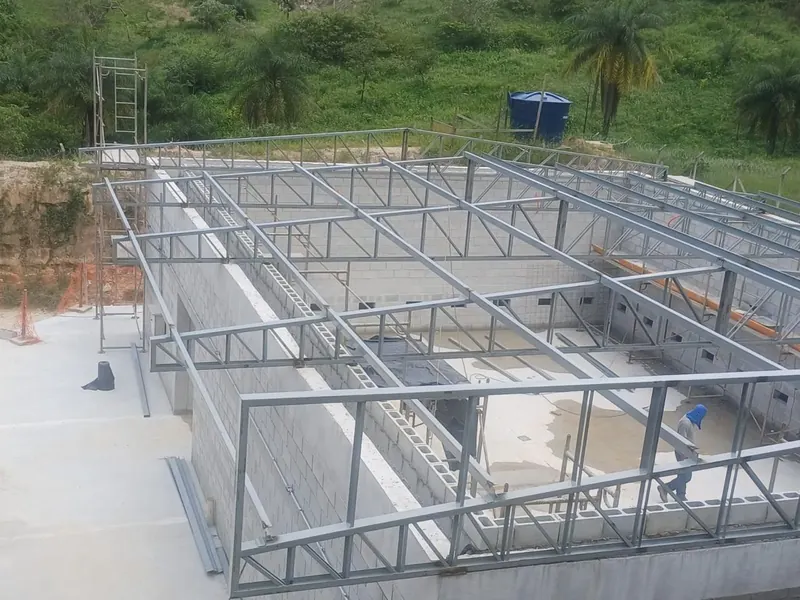 Estrutura da cobertura em montagem sobre o depósito, vista do alto