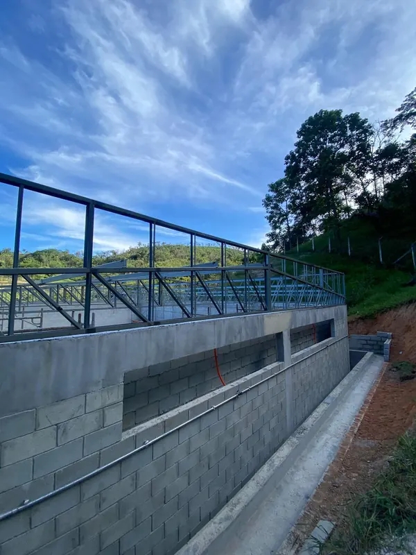 Platibanda metálica montada no alto do muro de contenção