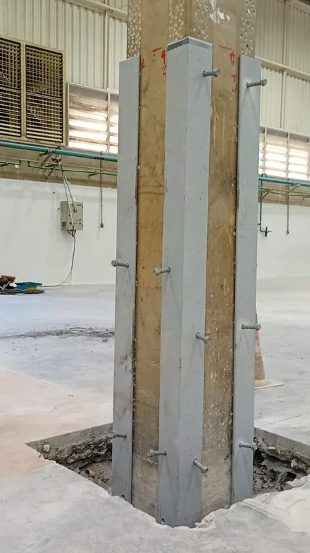 Cantoneiras metálicas fixadas ao pilar com chumbadores, antes das soldas