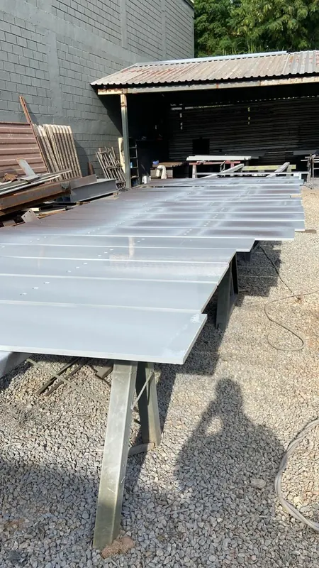 Peças de reforço pintadas no pátio da fábrica, prontas para o transporte