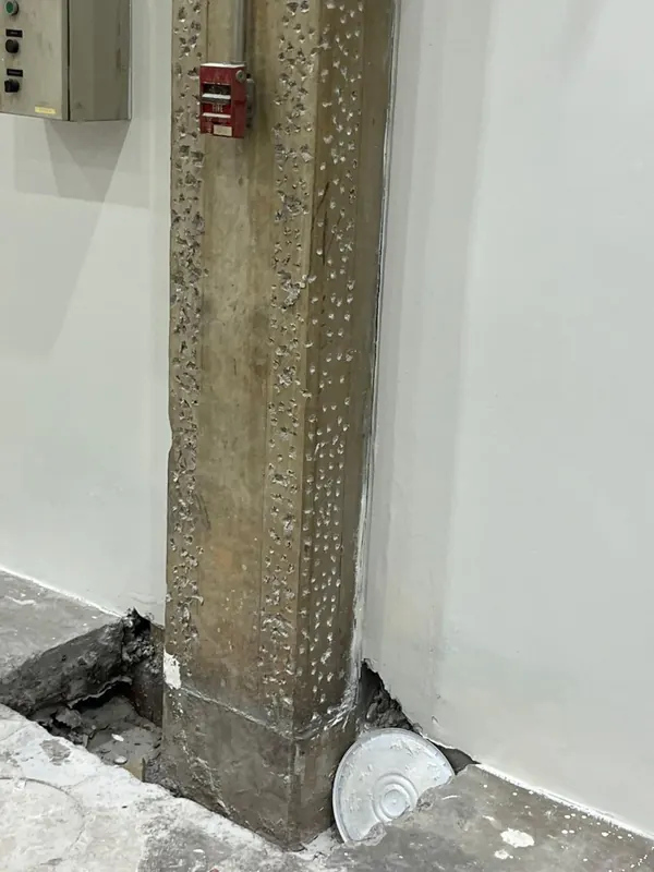 Pilar de concreto preparado para receber o reforço, com a superfície apicoada