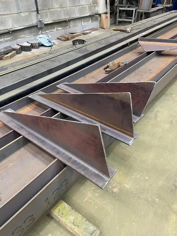 Mísulas soldadas sobre as vigas em fabricação