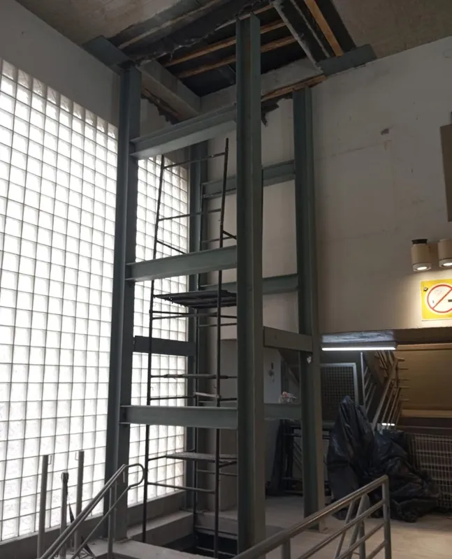 Pilares e vigas da torre do elevador montados no vão aberto nas lajes