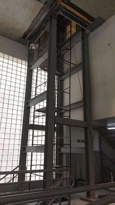 Torre metálica do elevador vista de baixo, com a abertura nas lajes