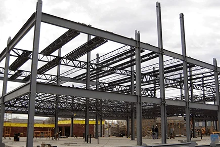 Estrutura metálica de construção horizontal em montagem, com pilares e vigas