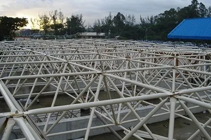 Estrutura espacial de barras tubulares brancas