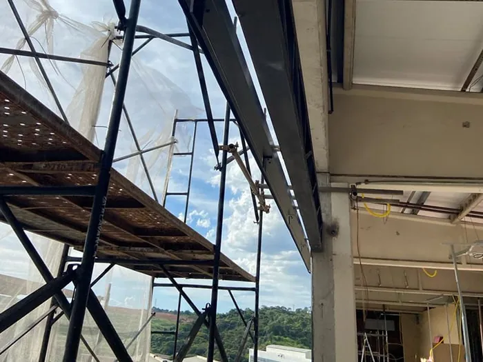 Andaime com plataforma metálica e perfil da estrutura, visto de baixo