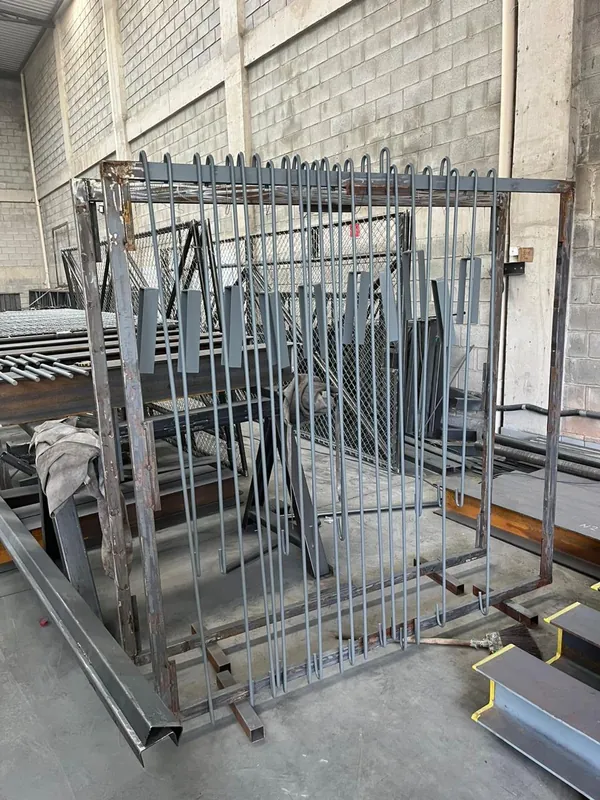 Peças penduradas em gancheira para a pintura
