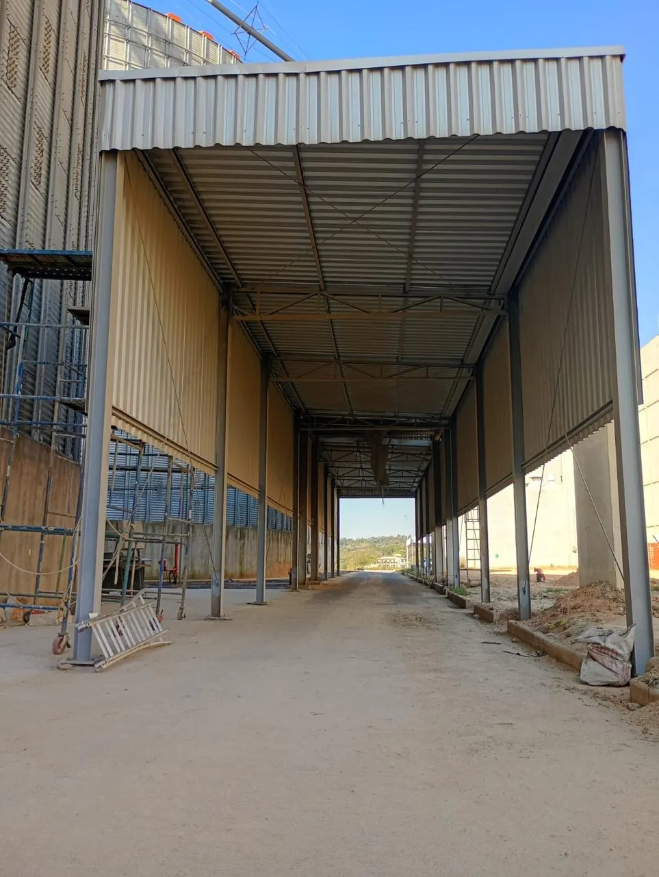 Passagem coberta concluída entre os silos, com cobertura e fechamento lateral metálicos