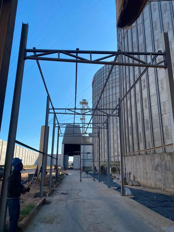 Pórticos e treliças da cobertura montados sobre a área de escoamento